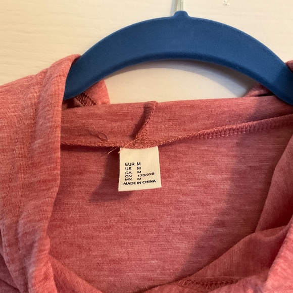 Cute sleeveless, hooded, T size medium - Picture 5 of 6